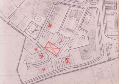 Situasjonsplan som viser tomtens beliggenhet i forhold til nabolag, veier og parkeringsplasser.