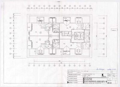 Etasjeplan (plantegning) som viser romfordeling, veggposisjon og dimensjoner for en bygning.
