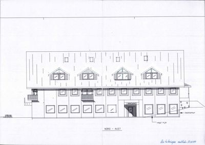 Fasadetegning som viser bygningens utseende sett fra nord-øst, med detaljer om vinduer, takform og inngang.