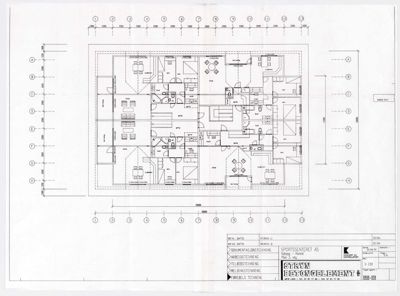 Etasjeplan (romplan) som viser romfordeling, dører, vinduer og innredning for et sportsenter.