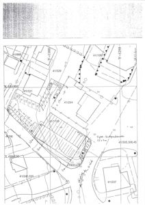 Situasjonsplan som viser tomtens grenser, nabotomter (med eiendomsnummer), veier, og plassering av bygninger.