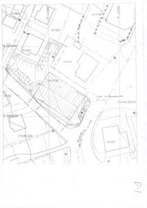 Situasjonsplan som viser tomtens plassering i forhold til nabolag, veier og eiendomsnummer.