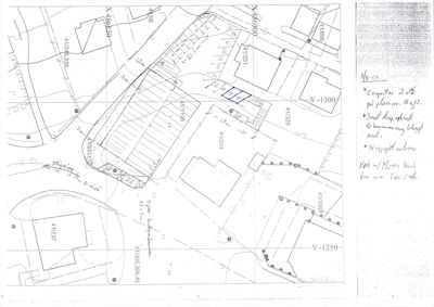Situasjonsplan som viser tomtens grenser, nabobebyggelse, veier og parkeringsplasser.