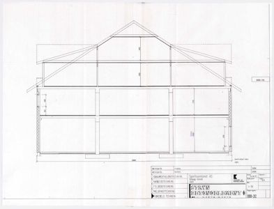 Fasadetegning (opprikk) som viser bygningens utvendige profil, takform og etasjeskiller.