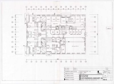 Etasjeplan (1. etasje) for et bygg, sannsynligvis et idrettssenter, som viser romfordeling, dører, vinduer og tekniske installasjoner.
