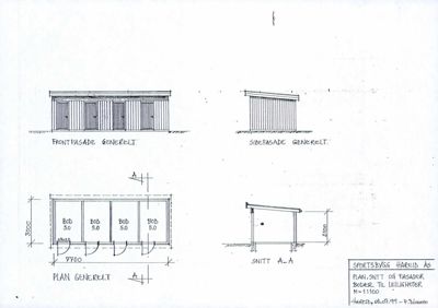 Tegning som viser front- og sidefasade, samt et snitt (A-A) av en bygning med fire boder.