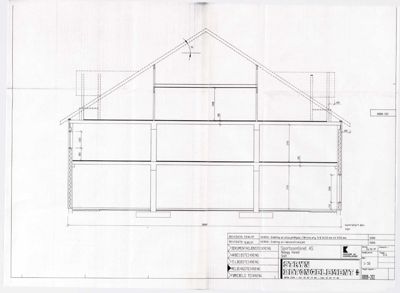 Fasadetegning som viser bygningens utseende fra fronten, inkludert takform, vinduer og konstruksjonsdetaljer.