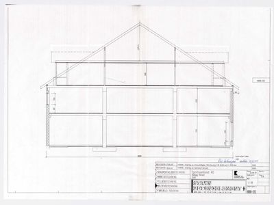 Tegning som viser fasadeopprikk (framside) av en bygning med mål og konstruksjonsdetaljer.
