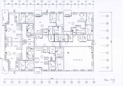 Etasjeplan (2. etasje) som viser romfordeling, vegger, dører og balkonger for flere leiligheter.
