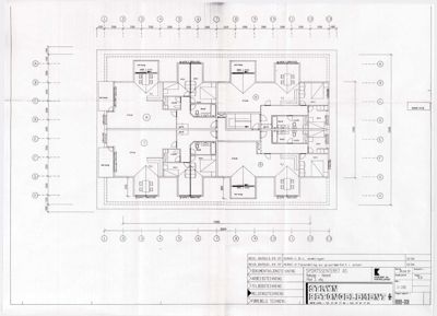 Etasjeplan (1. etasje) som viser romfordeling, vegger og dimensjoner for en bygning.