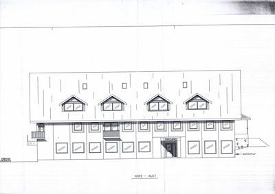 Fasadetegning som viser bygningens utseende sett fra nord mot øst, med vinduer, balkonger og inngang.