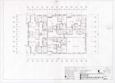 Etasjeplan (1. etg) som viser romfordeling, vegger og dører for et bygg.
