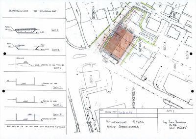 Situasjonskart med bygningens plassering på tomten, omgivende eiendommer og snittegninger (A-F) som viser høydeforskjeller og terrengform.