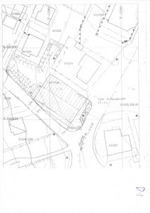 Situasjonsplan som viser eiendomsnummer, bygningers plassering, veier og topografi.