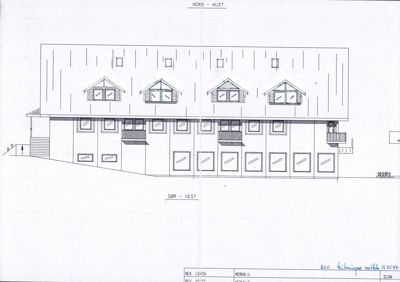 Fasadetegning som viser bygningens utseende sett fra sør-vest mot nord-øst, med vinduer, balkonger og takform.