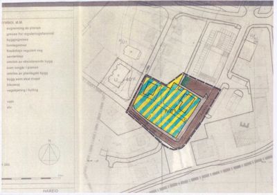 Situasjonsplan som viser tomtens avgrensning, byggegrense, eksisterende og planlagte bygg, samt reguleringer og vegforhold.