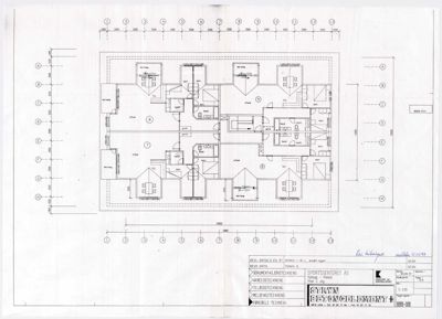 Etasjeplan (plantegning) som viser romfordeling, veggposisjon og dimensjoner for en bygning.