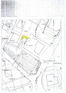 Situasjonsplan som viser tomtens plassering i forhold til nabolag, vegger, og eiendomsnummer.