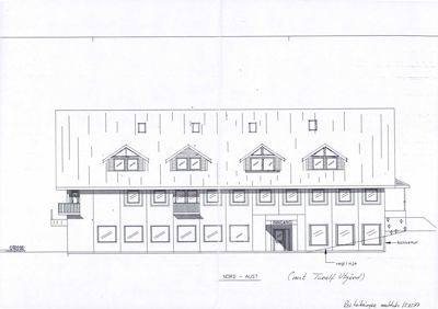 Fasadetegning som viser bygningens utseende fra fronten, med vinduer, dører og takform.