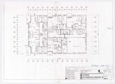 Etasjeplan som viser romfordeling, veggposisjon og dimensjoner for et bygg.