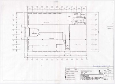 Etasjeplan (1. etg) for et sportsanlegg med romfordeling, dører og mål.