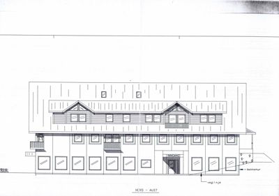 Fasadetegning som viser bygningens utseende sett fra nord mot øst, med detaljer om vinduer, balkonger, takform og inngang.