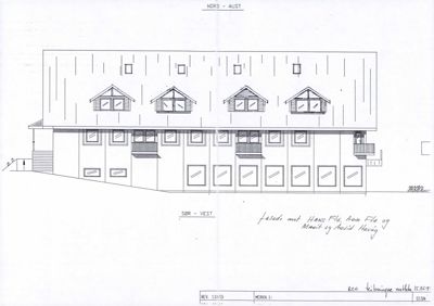 Fasadetegning som viser bygningens utseende sett fra nord-øst. Tegningen inkluderer takform, vinduer, balkonger og terrassetrinn.