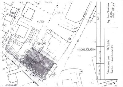 Situasjonskart som viser tomtens plassering i forhold til nabolag, veier og eiendomsnummer.