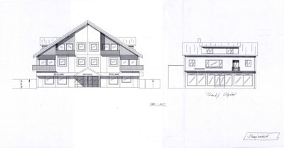Fasadetegning som viser fronten på en bygning med detaljer om vinduer, balkonger og inngang.