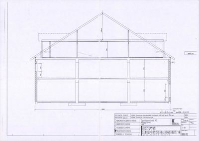 Snittegning som viser tverrsnittet av en bygning med tre etasjer og et skråtak, inkludert mål på høyder og konstruksjoner.