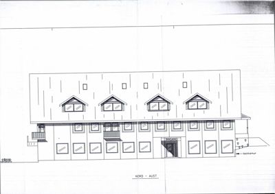 Fasadetegning som viser bygningens utseende sett fra nord mot øst, med detaljer om vinduer, takform og inngang.