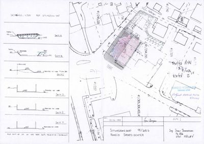 Situasjonskart som viser bygningens plassering i forhold til nabolaget, vegger, og høydemål.