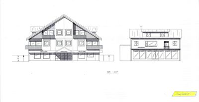 Fasadetegning som viser fronten på en bygning med to deler, inkludert vinduer, balkonger og inngang.