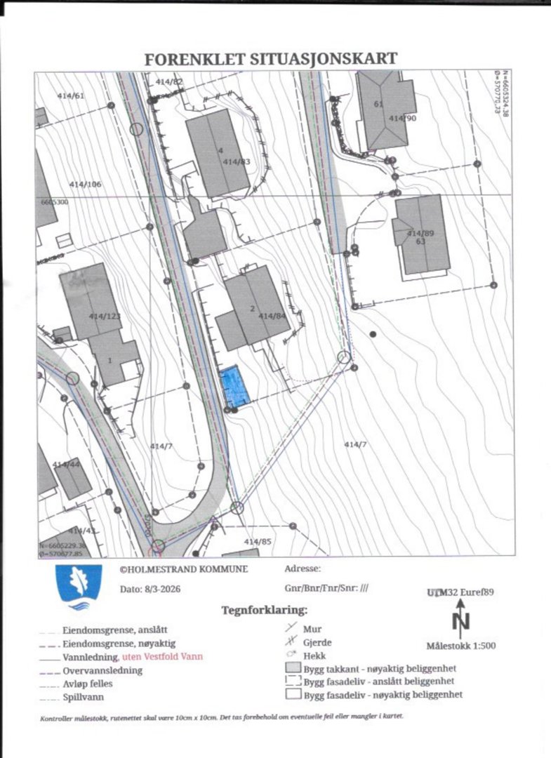 Forenklet situasjonskart som viser eiendomsgrenser, vannledninger og beliggenhet for en bygning.