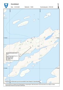 Oversiktskart (situasjonskart) som viser et område med vann, landmasser og bygningsplasseringer. Kartet inneholder koordinatsystem (UTM 33N), målestokk (1:5000), nordpil, og en markert plassering med koordinater.