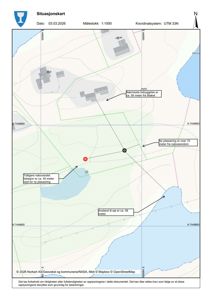 Situasjonskart som viser tomtens beliggenhet i forhold til nabolag, vann og vei.
