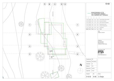 Situasjonsplan som viser eksisterende hytte og terrasser innmålt ved hørner mot terreng, med angivelse av skråninger og bygningsplassering.