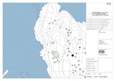 Situasjonsplan som viser eksisterende og planlagt bebyggelse (hytte, bodd, terrasser) i forhold til terrengform (konturlinjer) og vegetasjon.