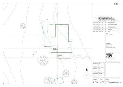 Situasjonsplan som viser eksisterende bygninger (hytte) og terrasser innmålt i forhold til terrenget, med skogstrekker og topografi.