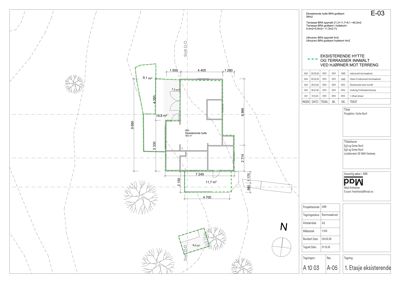 Etasjeplan for eksisterende hytte og terrasser med innmålt ved hjørner mot terreng
