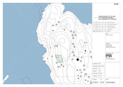 Situasjonsplan som viser eksisterende hytte, bodd og terrasser innmålt ved hørner mot terreng, med konturlinjer og vegetasjon.