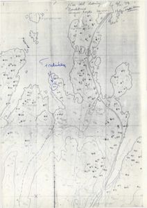 Et kart over et kystområde med øyer, holmer og kystlinjer. Kartet viser topografi med høydekurver, vannfyllinger og antageligvis punkter for målepunkter eller karttegn. Det er håndskrevne notater og en blå markering med pil.