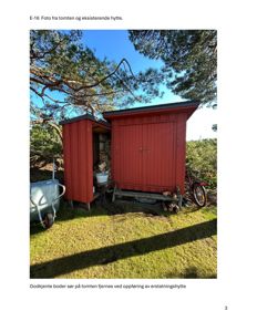 Fotografi av en eksisterende rød hytte og tilhørende boder på tomten, tatt for å dokumentere situasjonen før oppføring av ny bygning.