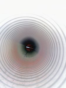 Fotografi tatt inn i en ventilasjonsrør eller lignende teknisk anlegg.
