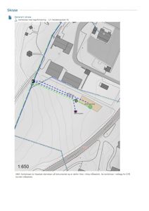 Kartskisse som viser tomtens beliggenhet, omgivende infrastruktur (veier, strømnett) og plassering av bygninger.