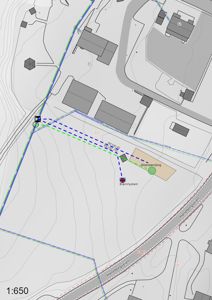 Situasjonsplan som viser tomtens beliggenhet, omgivende infrastruktur (veier, vannledninger), topografi og plassering av bygninger og utstyr.