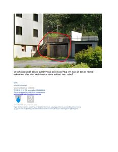 Fotografi av en bygning med en rød sirkel rundt et område, og tekst under som spør om forhold rundt denne delen.