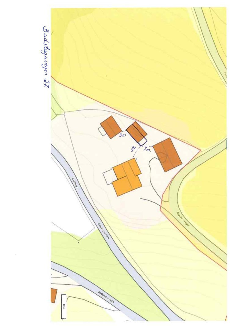 Situasjonsplan som viser tomt med bygninger, veier og avstandsmålinger.