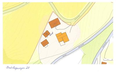 Situasjonsplan som viser tomtens form, beliggenhet, eksisterende bygninger (markert med farge), en revet bygning (merket 'Rev') og omgivelsene inkludert veier (Badstuguvegen).