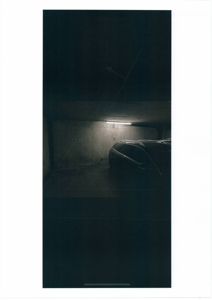 Fotografi av en bil parkert i et underjordisk garasjeanlegg.